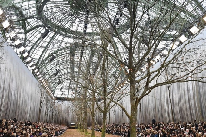 Chanel tái xuất tuần lễ thời trang paris với khu rừng mùa thu lá vàng đầy ma mị - 6