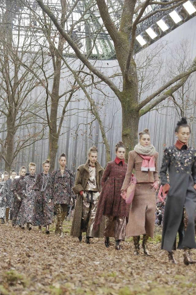 Chanel tái xuất tuần lễ thời trang paris với khu rừng mùa thu lá vàng đầy ma mị - 7