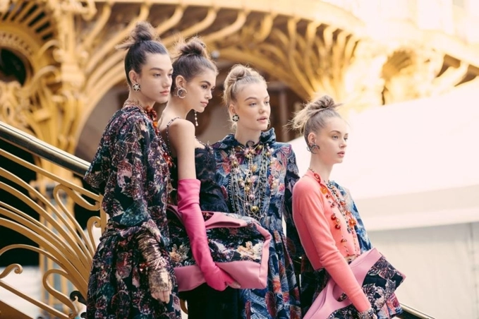 Chanel tái xuất tuần lễ thời trang paris với khu rừng mùa thu lá vàng đầy ma mị - 11