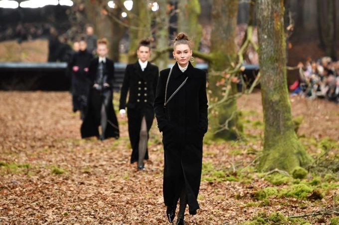 Chanel tái xuất tuần lễ thời trang paris với khu rừng mùa thu lá vàng đầy ma mị - 14