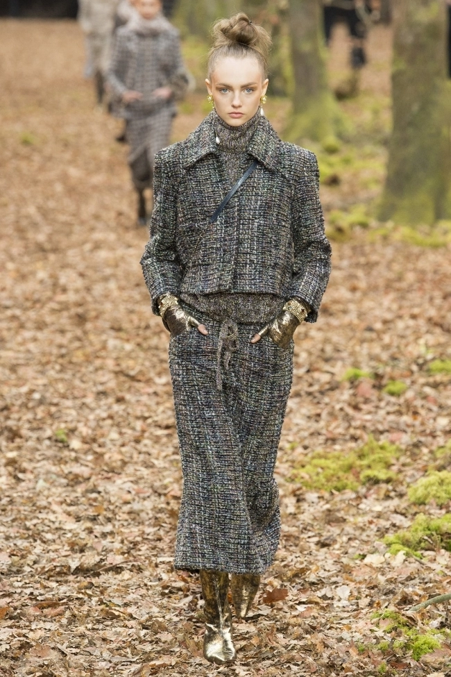 Chanel tái xuất tuần lễ thời trang paris với khu rừng mùa thu lá vàng đầy ma mị - 17