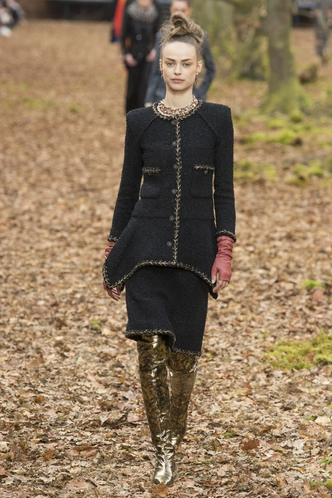 Chanel tái xuất tuần lễ thời trang paris với khu rừng mùa thu lá vàng đầy ma mị - 18