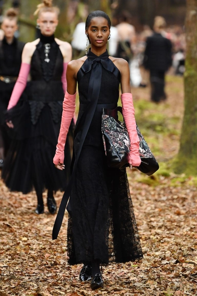 Chanel tái xuất tuần lễ thời trang paris với khu rừng mùa thu lá vàng đầy ma mị - 20