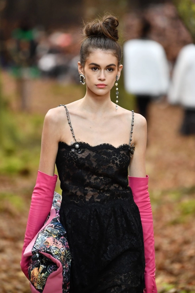 Chanel tái xuất tuần lễ thời trang paris với khu rừng mùa thu lá vàng đầy ma mị - 21