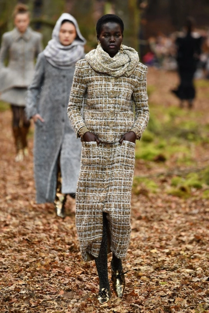 Chanel tái xuất tuần lễ thời trang paris với khu rừng mùa thu lá vàng đầy ma mị - 22