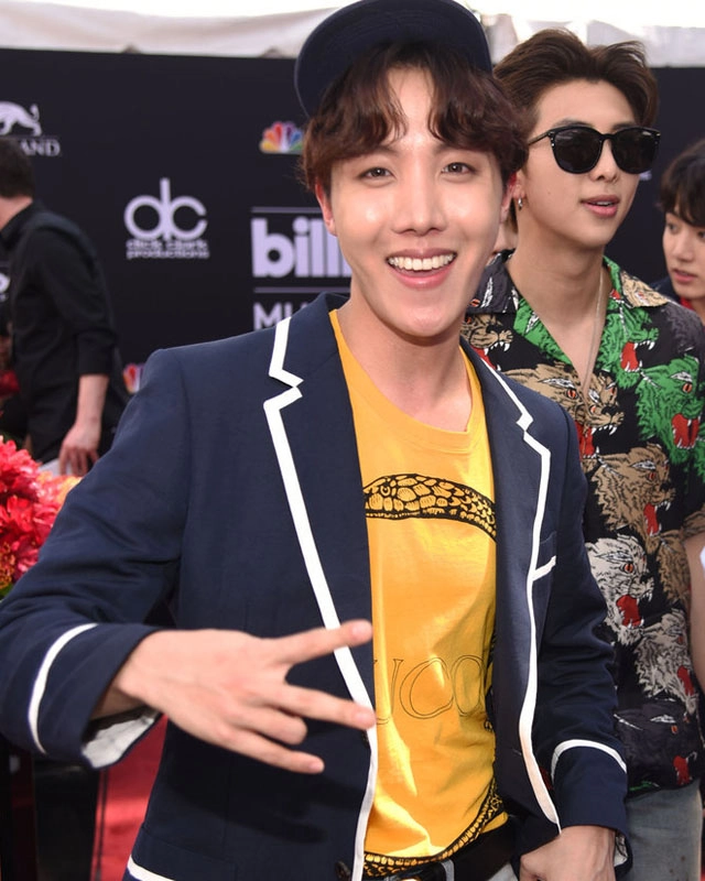 Choáng váng khi bóc giá loạt trang phục của bts trên thảm đỏ billboard music awards 2018 - 8