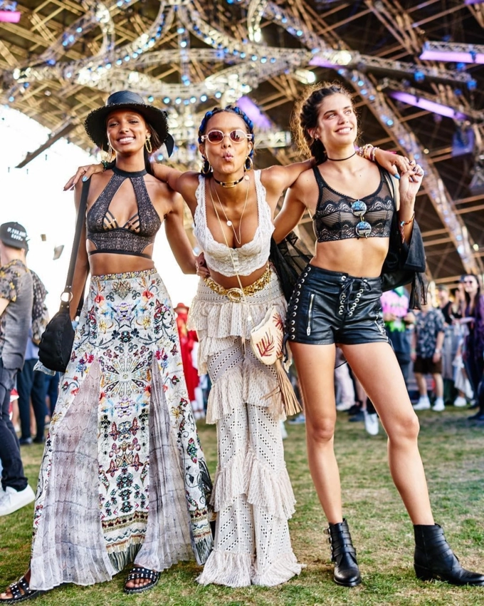 Coachella 2018 croptop và bra chiếm áp đảo street style của giới trẻ - 1
