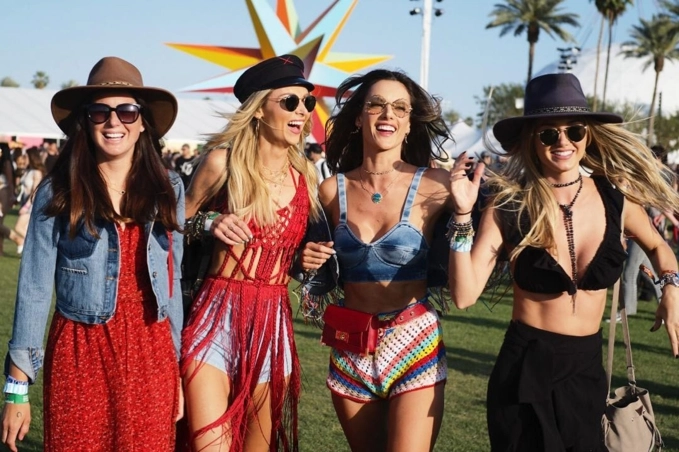 Coachella 2018 croptop và bra chiếm áp đảo street style của giới trẻ - 2