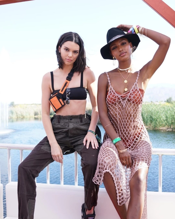 Coachella 2018 croptop và bra chiếm áp đảo street style của giới trẻ - 4