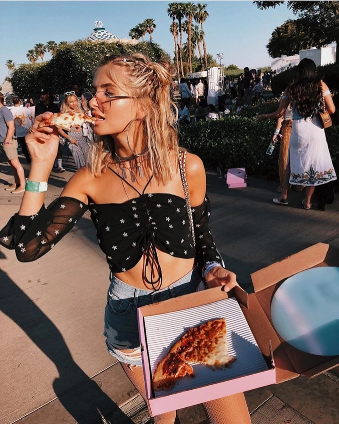 Coachella 2018 croptop và bra chiếm áp đảo street style của giới trẻ - 8