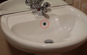 Cực ít người biết lý do vì sao bồn rửa mặt nào cũng có chiếc lỗ nhỏ này - 2