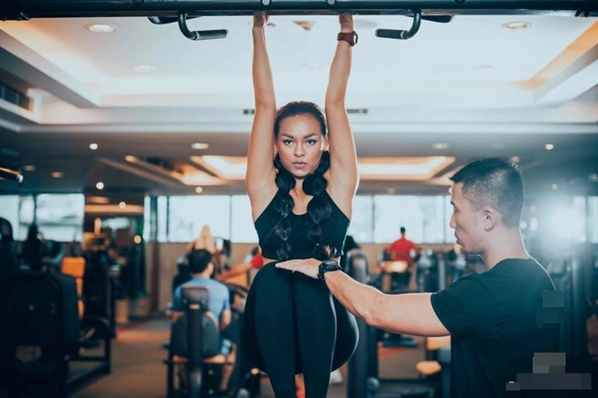 Cùng nghía qua bí kíp của những chân dài chăm chỉ tập gym nhất nhì showbiz việt nào - 12