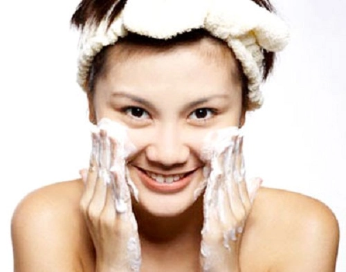 Dùng phấn rôm rửa mặt có thể giúp bạn dưỡng da trắng sáng và lớp nền bền chặt cả ngày - 2
