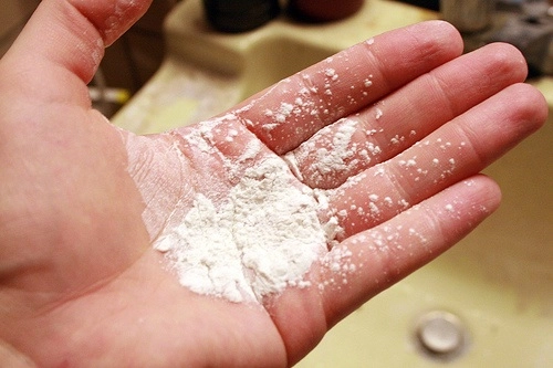 Dùng phấn rôm rửa mặt có thể giúp bạn dưỡng da trắng sáng và lớp nền bền chặt cả ngày - 3