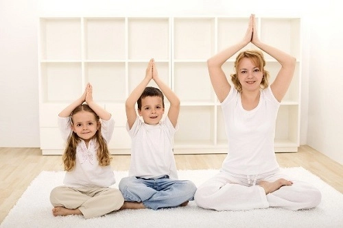 Giảm cân sau sinh hiệu quả với 5 bài tập yoga tại nhà - 1