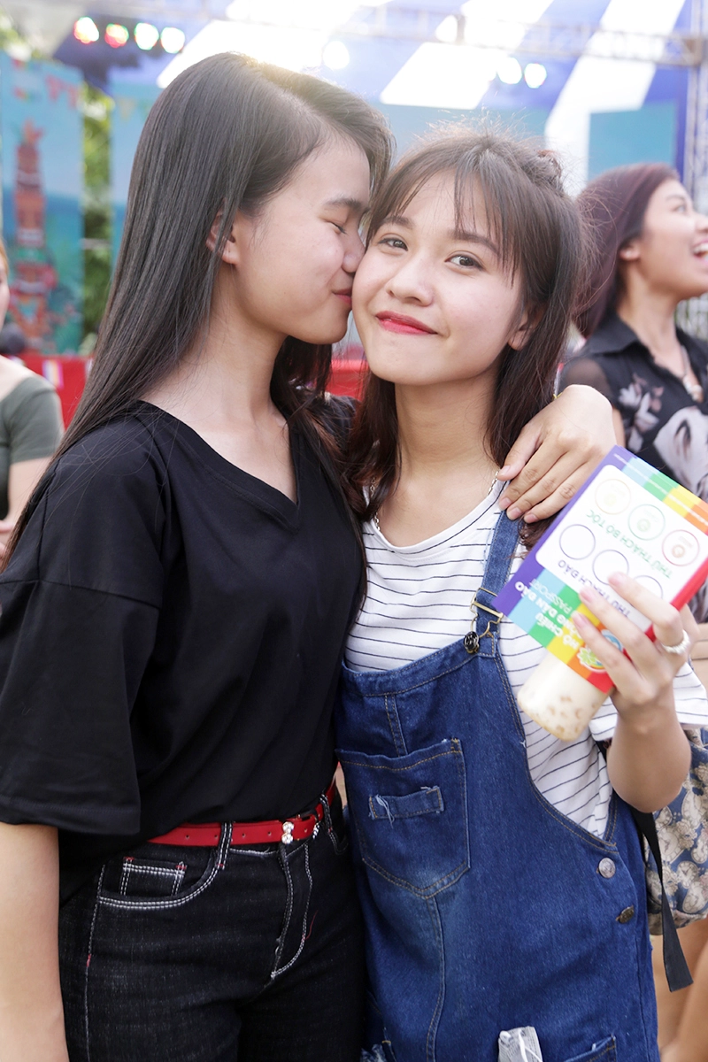 Hình ảnh dễ thương của những cặp đôi đồng tính trong tháng tự hào - 4