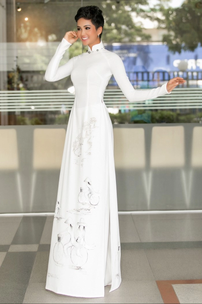 Hoa hậu hhen niê dịu dàng nữ tính khi diện áo dài trắng - 5
