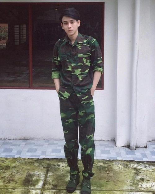 Lộ diện hot boy mặc áo lính chụp chung với sơn tùng mtp gây sốt - 2