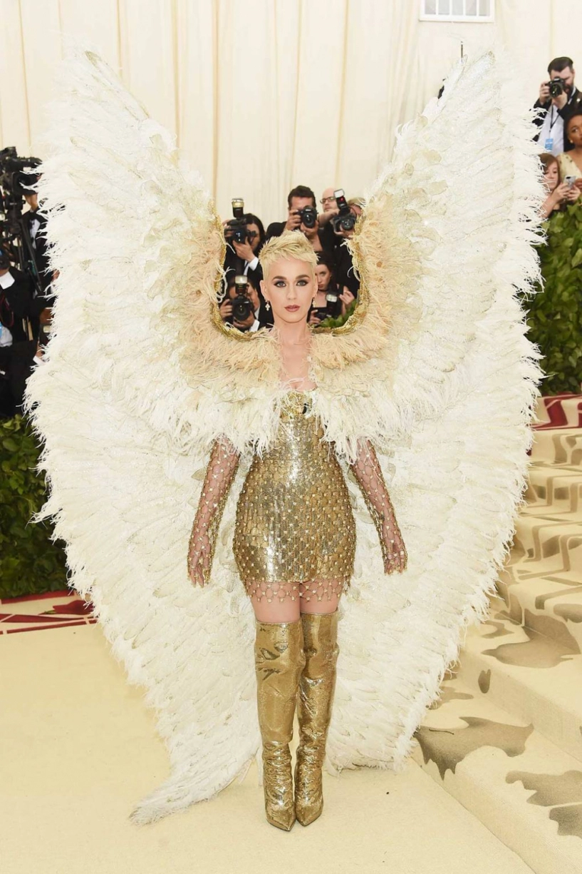 Met gala 2018 cuộc chiến lại đến từ rihanna và katy perry - 2