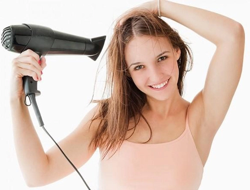 Những sai lầm tai hại của phái đẹp khi chăm sóc tóc uốn cụp - 1
