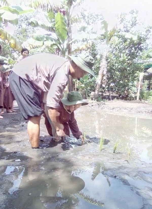 Nổi tiếng và giàu có hồng nhung nuôi dạy con giỏi toàn diện nhưng lại cực bình dân - 15