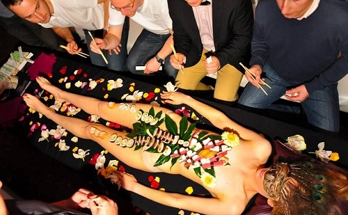 Nyotaimori - nghệ thuật sushi trên cơ thể trinh nữ - 1