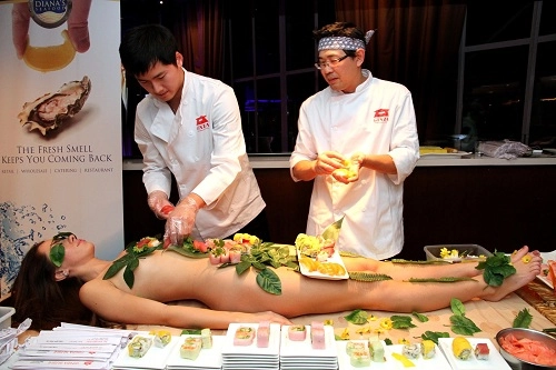 Nyotaimori - nghệ thuật sushi trên cơ thể trinh nữ - 2