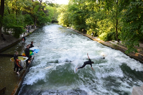 sóng biển trên mặt kênh trung tâm thành phố munich - 4