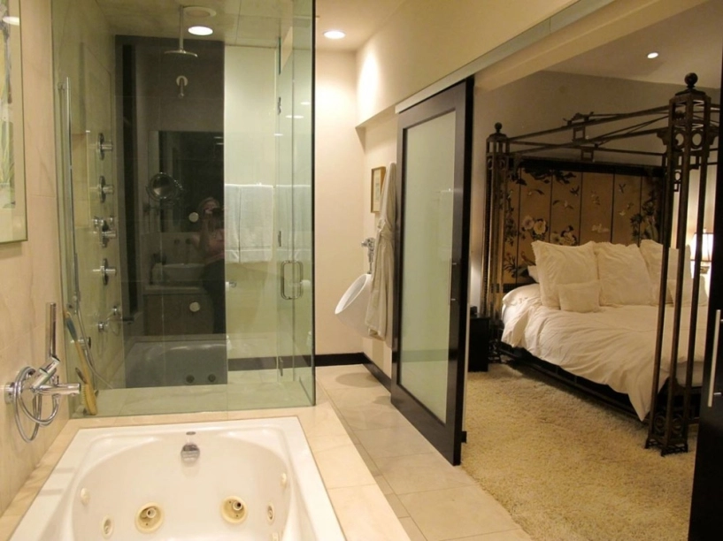 Sự thật đằng sau việc nhiều khách sạn thiết kế phòng tắm bằng kính trong suốt - 3