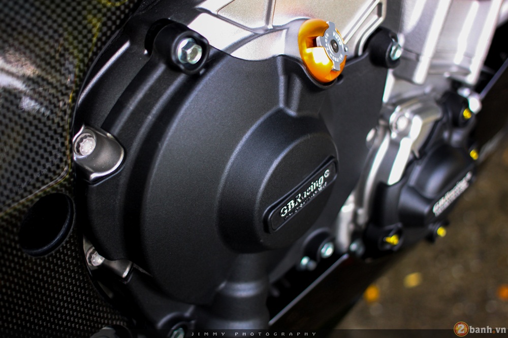 Xe đua thương mại r1 đẳng cấp trong dàn áo carbon và đồ chơi hàng hiệu - 12