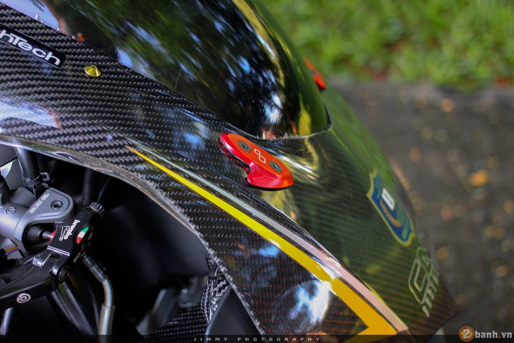 Xe đua thương mại r1 đẳng cấp trong dàn áo carbon và đồ chơi hàng hiệu - 16