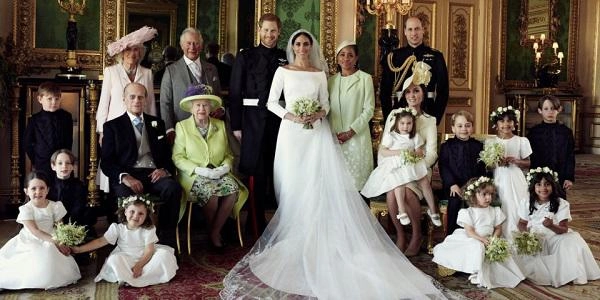 Bí mật không ngờ đằng sau chiếc ghế sofa xanh xuất hiện trong ảnh cưới của hoàng tử harry - 2