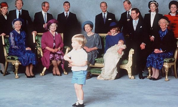 Bí mật không ngờ đằng sau chiếc ghế sofa xanh xuất hiện trong ảnh cưới của hoàng tử harry - 3