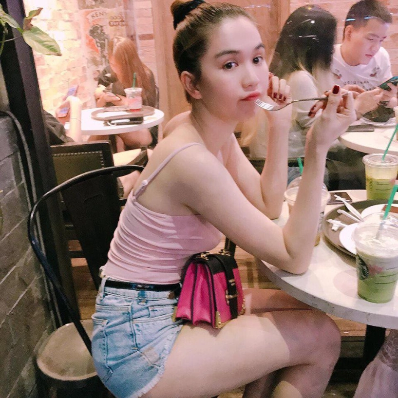 Bí quyết để mặc áo thun kín đáo vẫn sexy như ngọc trinh - 9