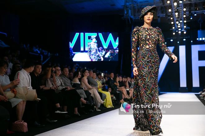 Khoảnh khắc đáng nhớ đôi bạn thân thanh hằng hồ ngọc hà nắm chặt tay nhau catwalk - 4