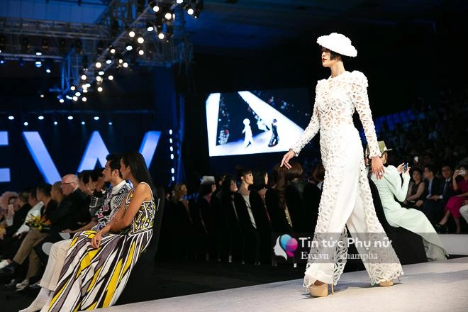 Khoảnh khắc đáng nhớ đôi bạn thân thanh hằng hồ ngọc hà nắm chặt tay nhau catwalk - 5