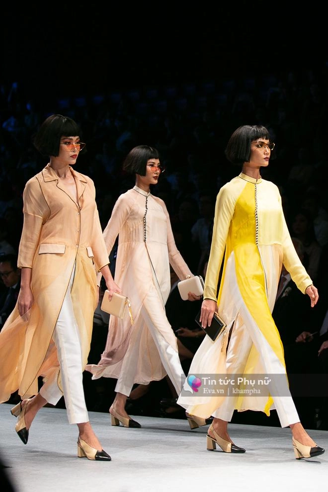 Khoảnh khắc đáng nhớ đôi bạn thân thanh hằng hồ ngọc hà nắm chặt tay nhau catwalk - 10