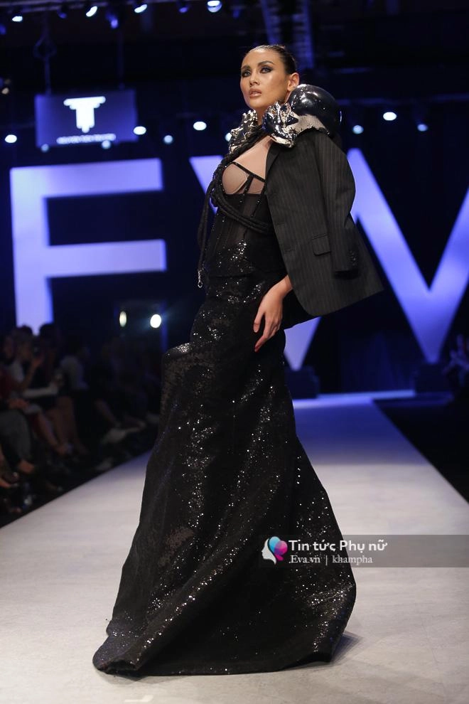 Võ hoàng yến và cú hất váy đỉnh cao trên sàn diễn vifw 2018 - 4