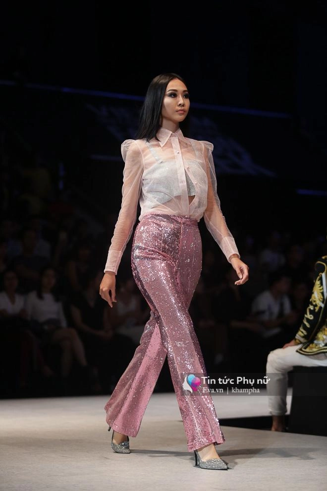 Võ hoàng yến và cú hất váy đỉnh cao trên sàn diễn vifw 2018 - 13