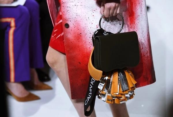 4 kiểu túi mà tín đồ thời trang khao khát có được từ new york fashion week 2018 - 5