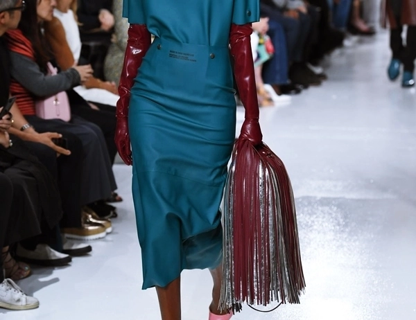 4 kiểu túi mà tín đồ thời trang khao khát có được từ new york fashion week 2018 - 6