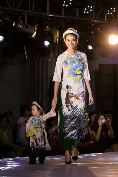 Bất ngờ thấy nguyệt phía trước là bầu trời tự tin sải bước trên sàn catwalk - 7