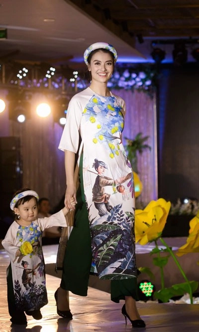 Bất ngờ thấy nguyệt phía trước là bầu trời tự tin sải bước trên sàn catwalk - 8