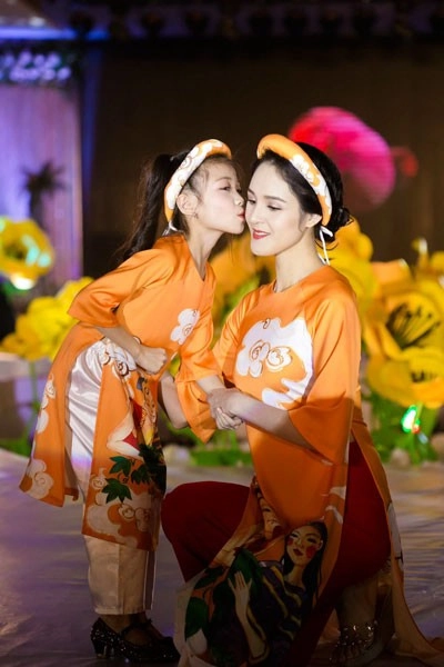 Bất ngờ thấy nguyệt phía trước là bầu trời tự tin sải bước trên sàn catwalk - 9