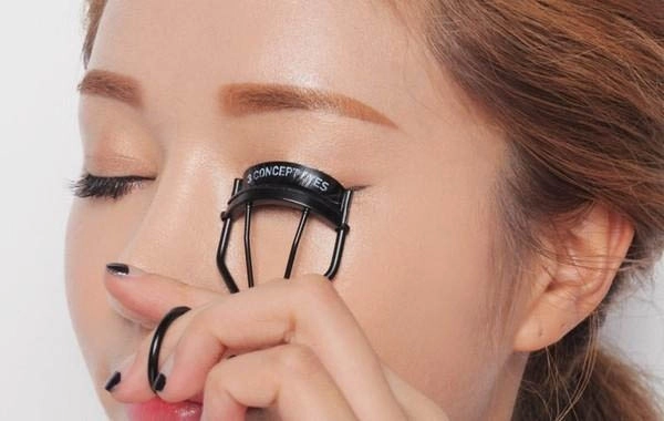 Bí quyết trang điểm mắt xinh hút hồn cho cô nàng cận thị - 2