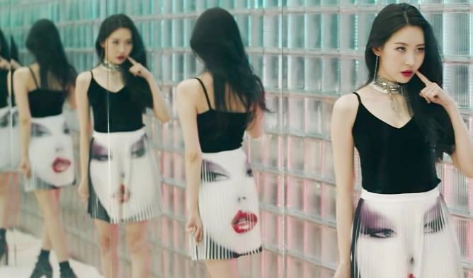Bóc mác những món hàng hiệu đẹp mê hồn của sunmi trong mv gashina - 9