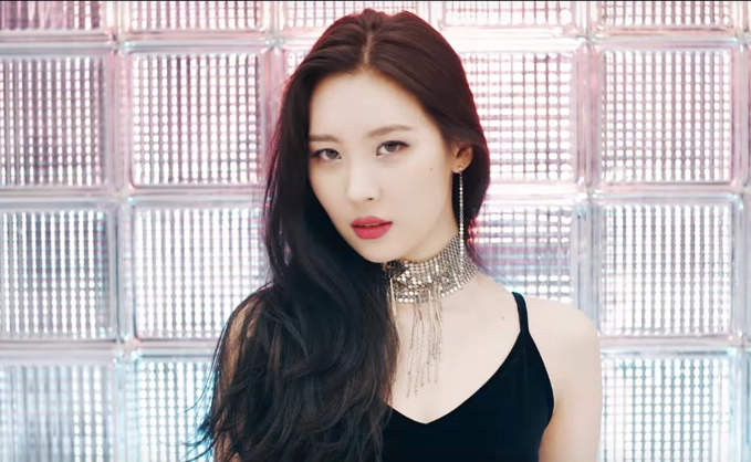 Bóc mác những món hàng hiệu đẹp mê hồn của sunmi trong mv gashina - 12