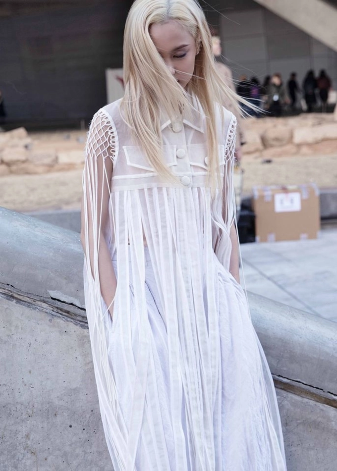 Cùng diện sắc trắng nhưng fung la và bảo trân mang đến 2 thái cực khác nhau tại seoul fashion week - 4