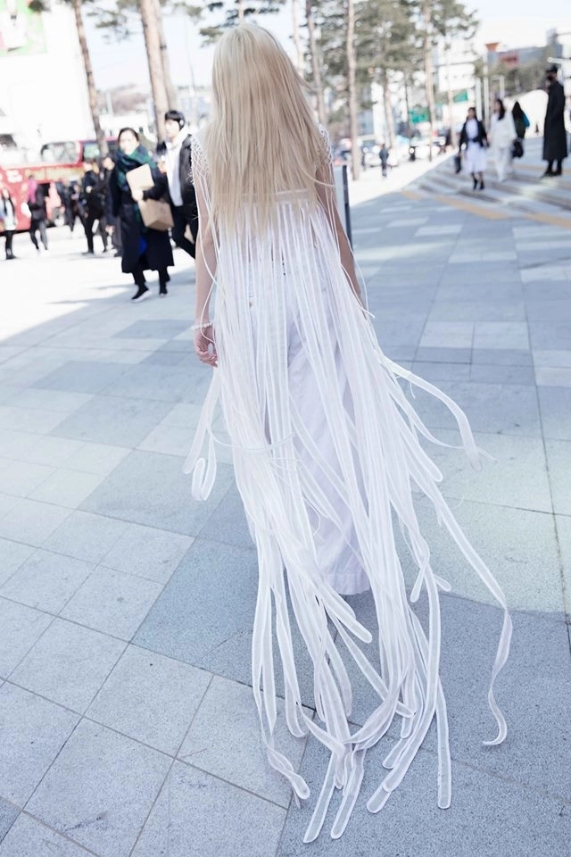 Cùng diện sắc trắng nhưng fung la và bảo trân mang đến 2 thái cực khác nhau tại seoul fashion week - 7