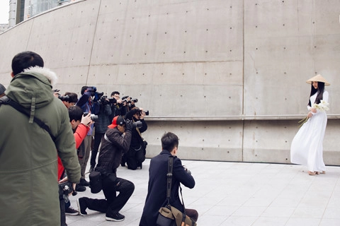 Cùng diện sắc trắng nhưng fung la và bảo trân mang đến 2 thái cực khác nhau tại seoul fashion week - 8